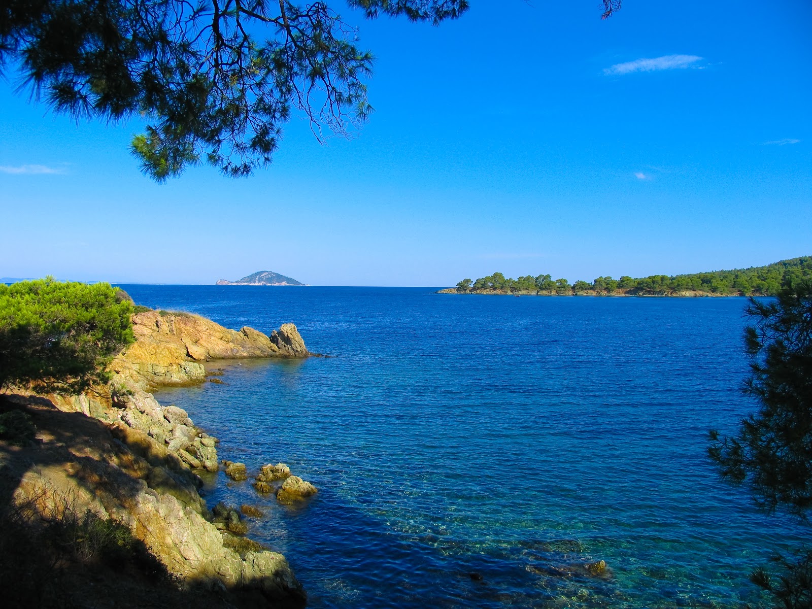 Foto av Agios Kyriaki beach IV med blå rent vatten yta