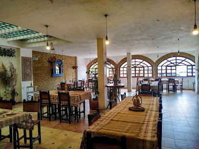 Gallina y Restaurante EL PORTAL DEL SOL Y LA LUNA - Cl. 3 #1A - 50, Sáchica, Boyacá, Colombia