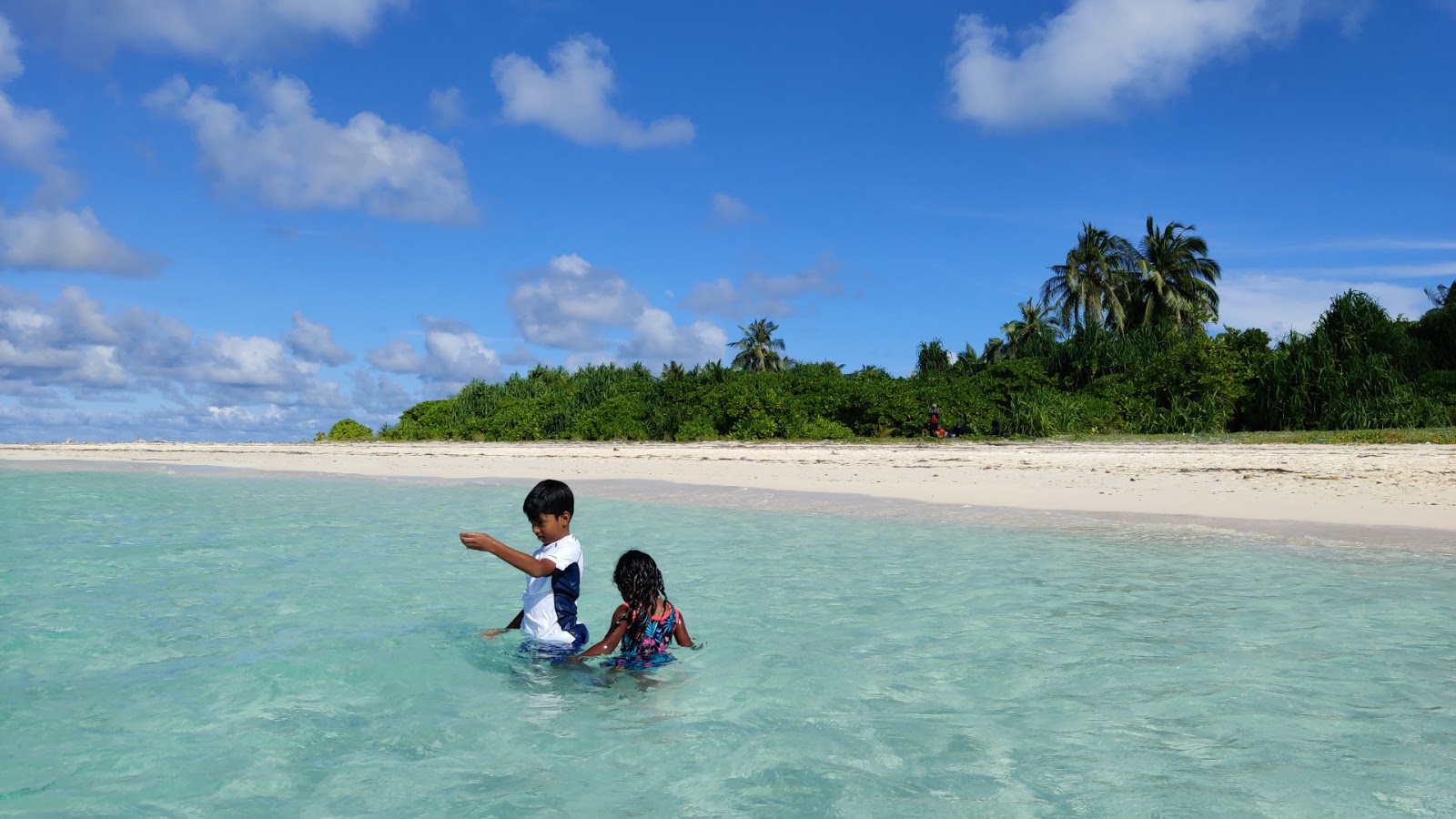 Photo of Hulhimendhoo Beach with white fine sand surface