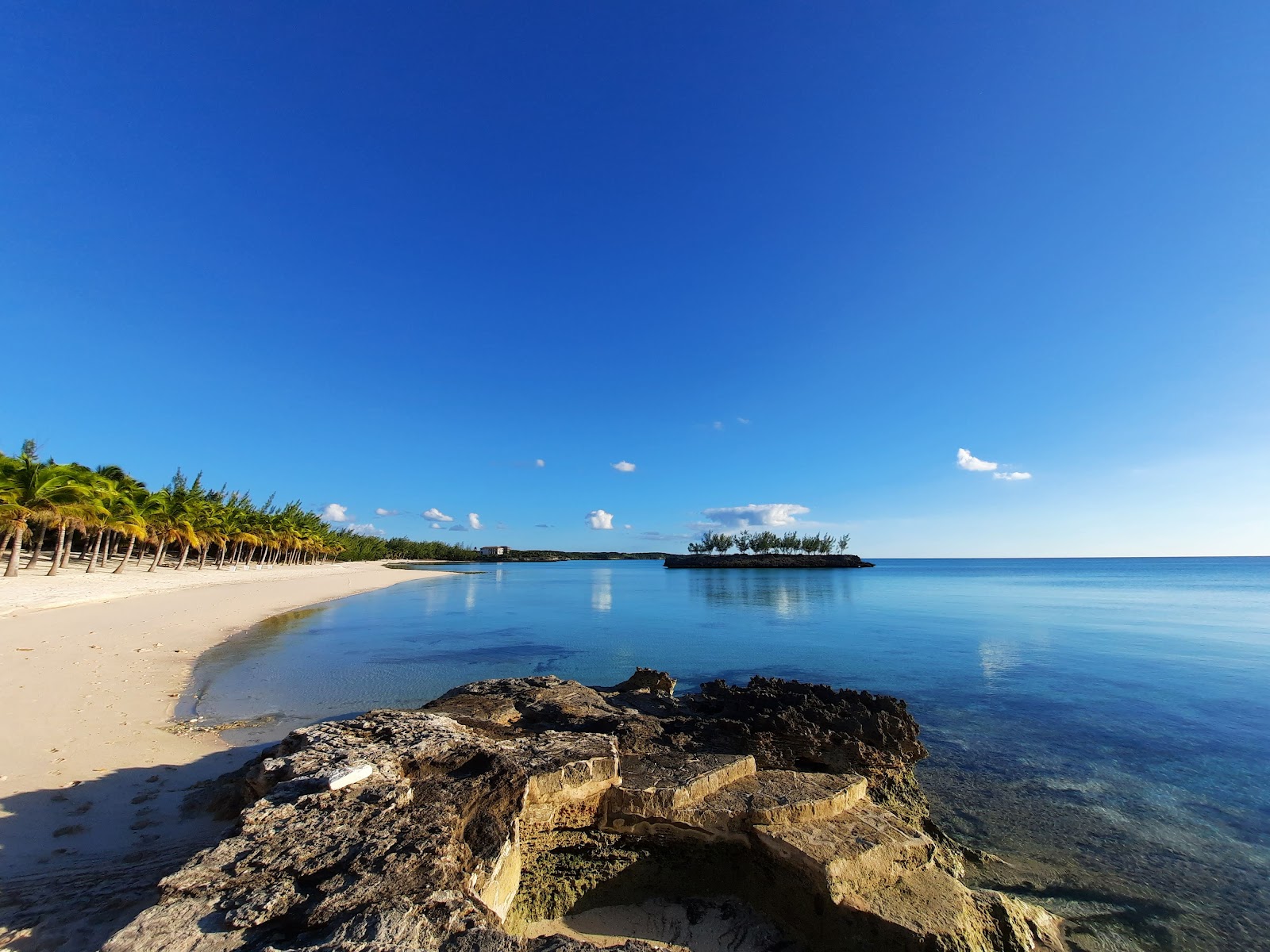 Valokuva Gaulding Cay beachista. puhtaustasolla keskipitkä