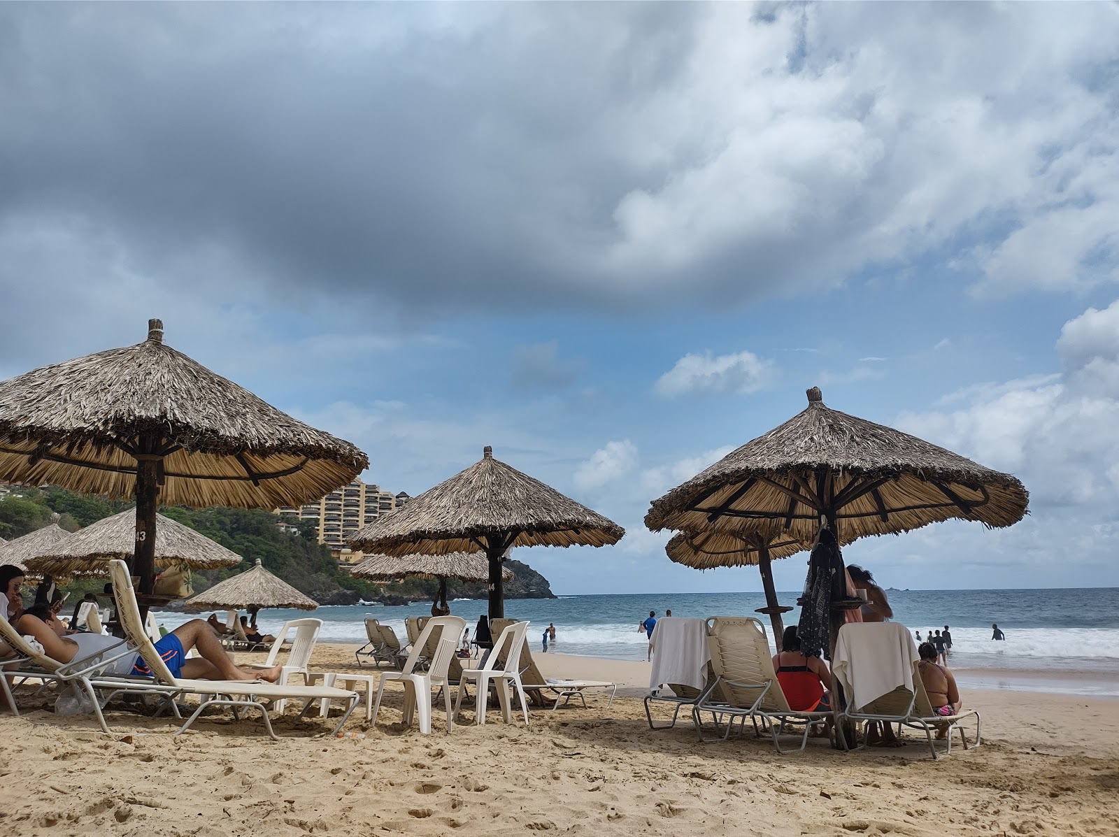 Foto van Las Brisas hotel beach ondersteund door kliffen