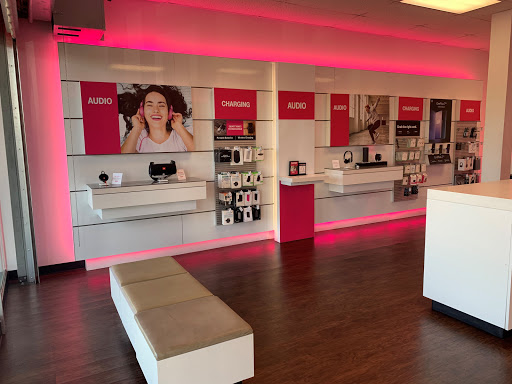 Cell Phone Store «T-Mobile», reviews and photos, 3905 W Oakland Park Blvd, Lauderdale Lakes, FL 33319, USA