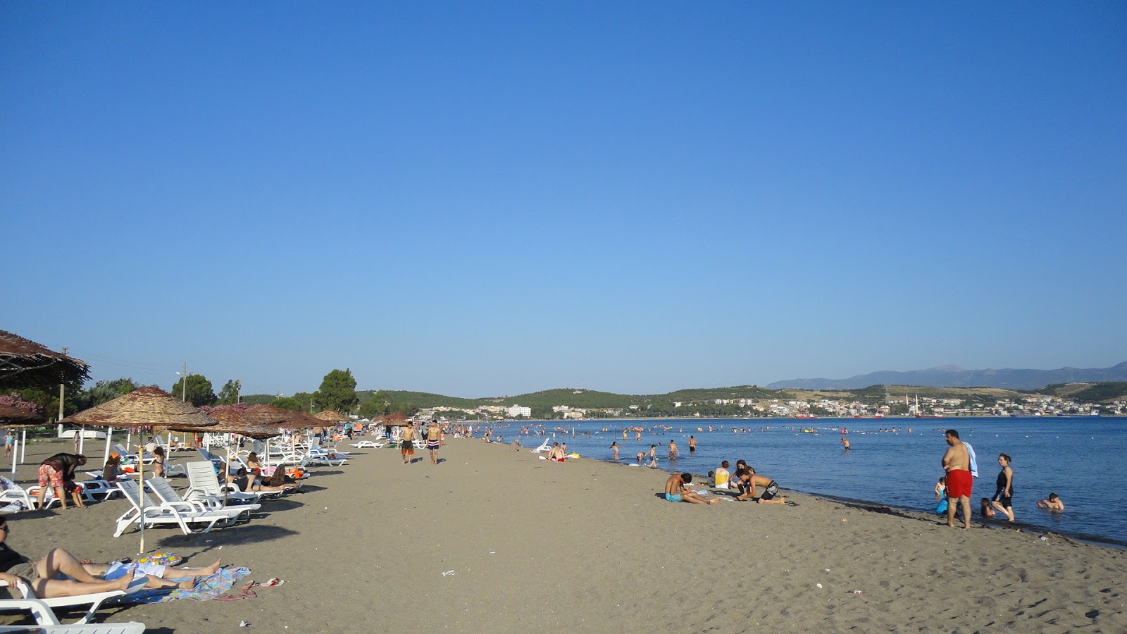 Zdjęcie Aliaga beach z powierzchnią jasny piasek