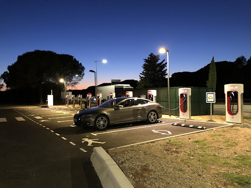 Borne de recharge de véhicules électriques Tesla Supercharger Vidauban