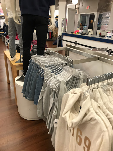 Clothing Store «Gap Outlet», reviews and photos, 5220 N Rose St, Rosemont, IL 60018, USA