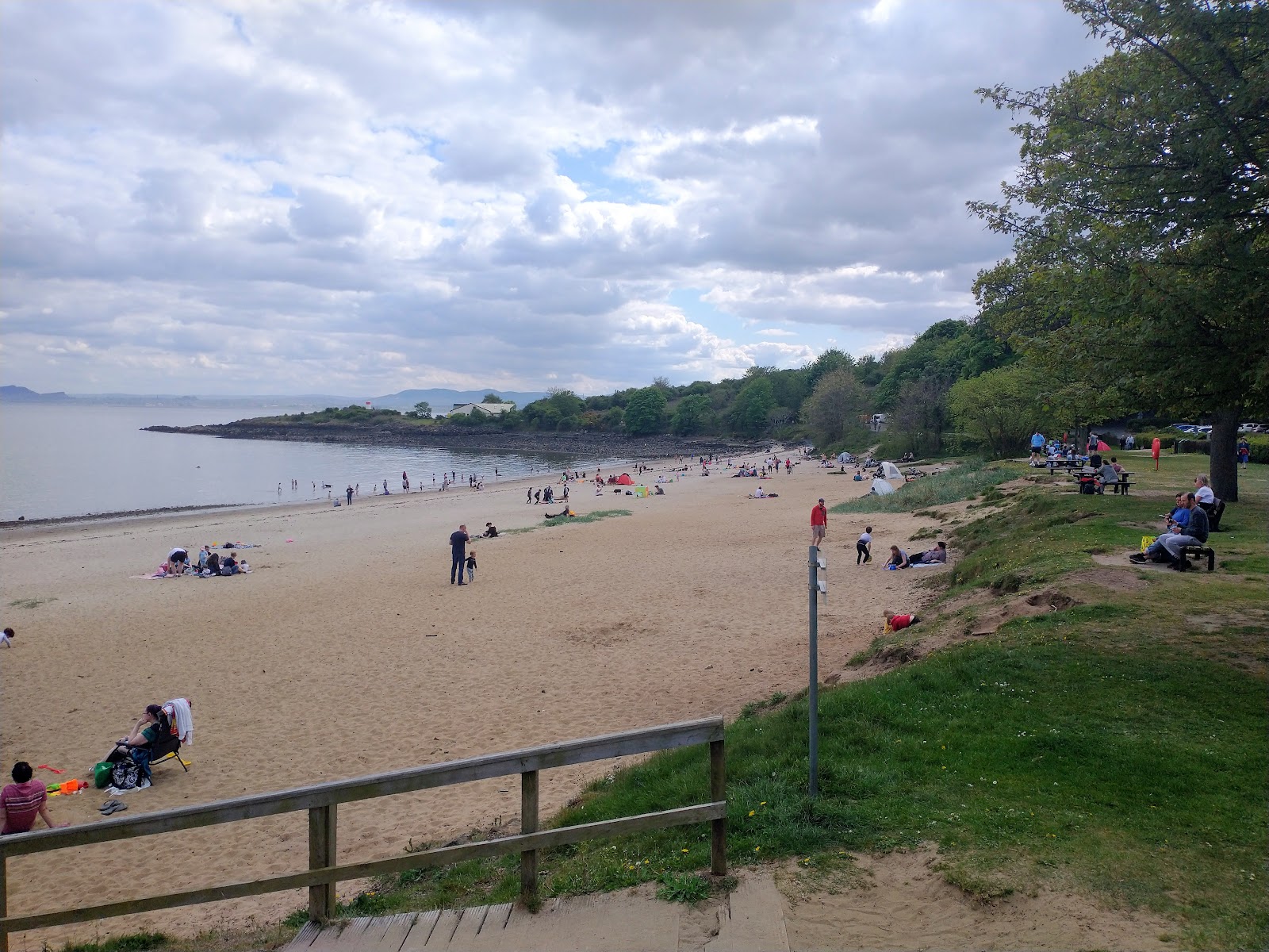 Foto de Aberdour beach con arena beige superficie
