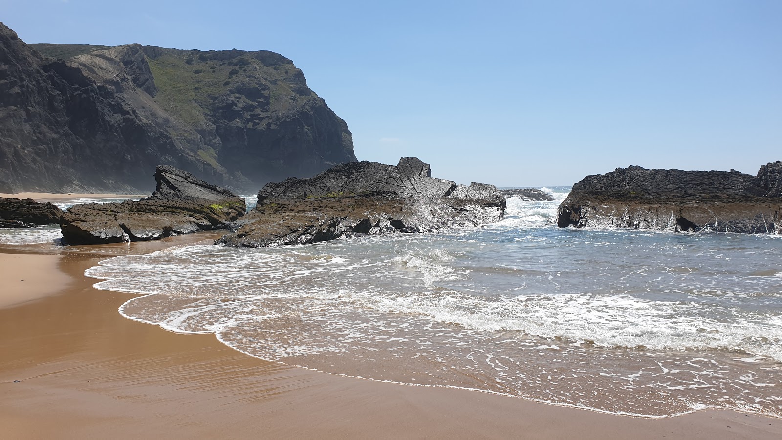 Foto von Praia do Mirouco umgeben von Bergen