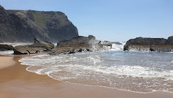 Foto von Praia do Mirouco umgeben von Bergen