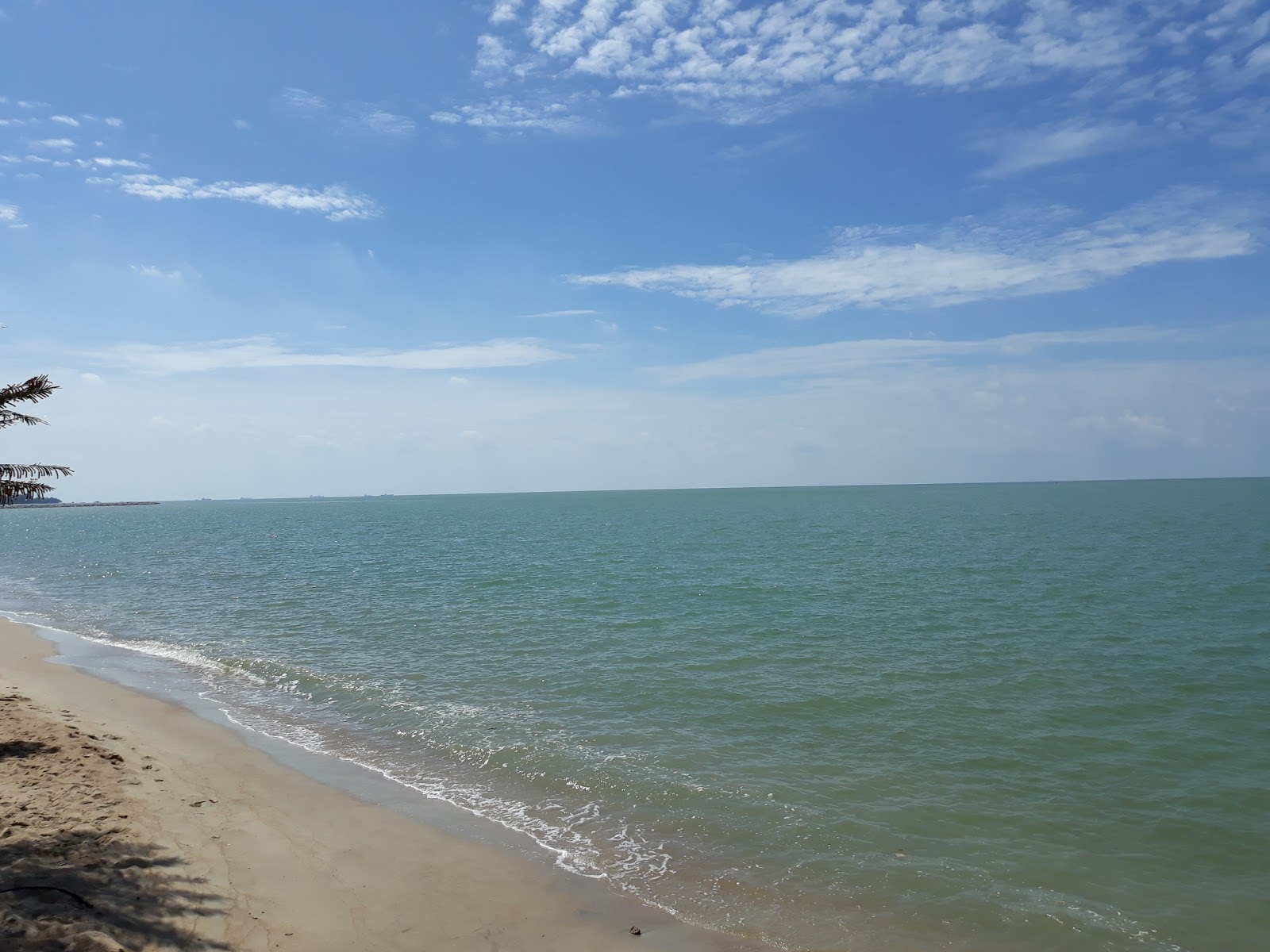 Valokuva Telok Gong Beachesista. puhtaustasolla korkea