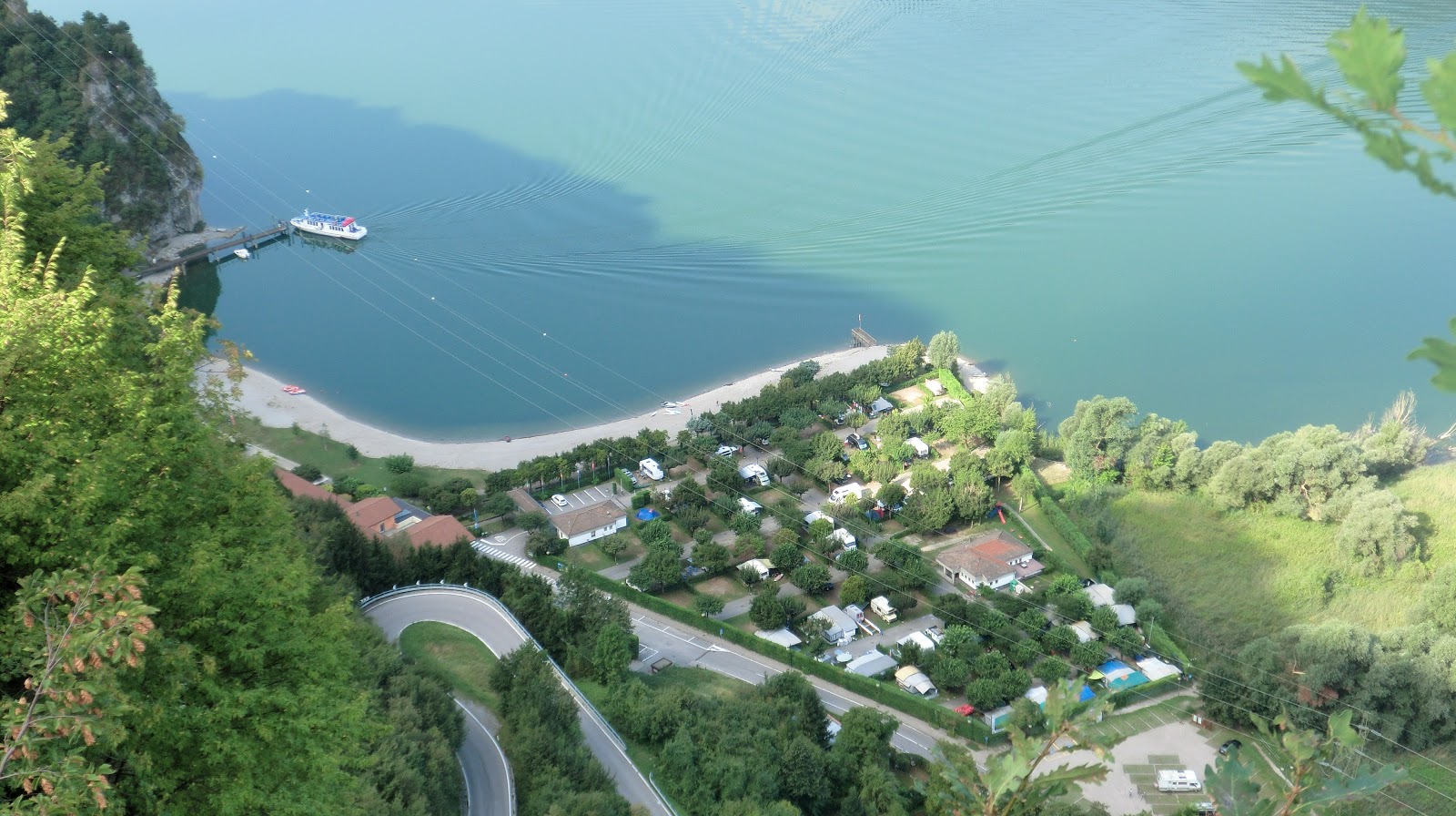 Valokuva Spiaggia di Camping Miralagoista. pinnalla sininen puhdas vesi:n kanssa