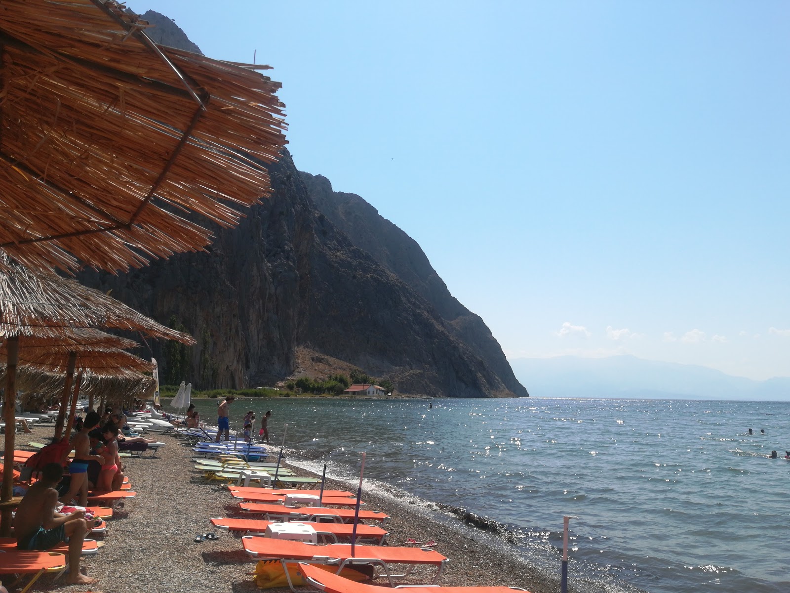 Foto von Glyfa beach mit braunes wasser Oberfläche