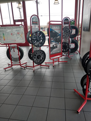 Tire Shop «Discount Tire Store - Louisville, KY», reviews and photos, 2131 S Hurstbourne Pkwy, Louisville, KY 40220, USA