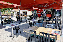 Atmosphère du Restaurant Bar Brasserie Pizzeria Le Clodélice Lac de la Tricherie à Mesnard-la-Barotière - n°10