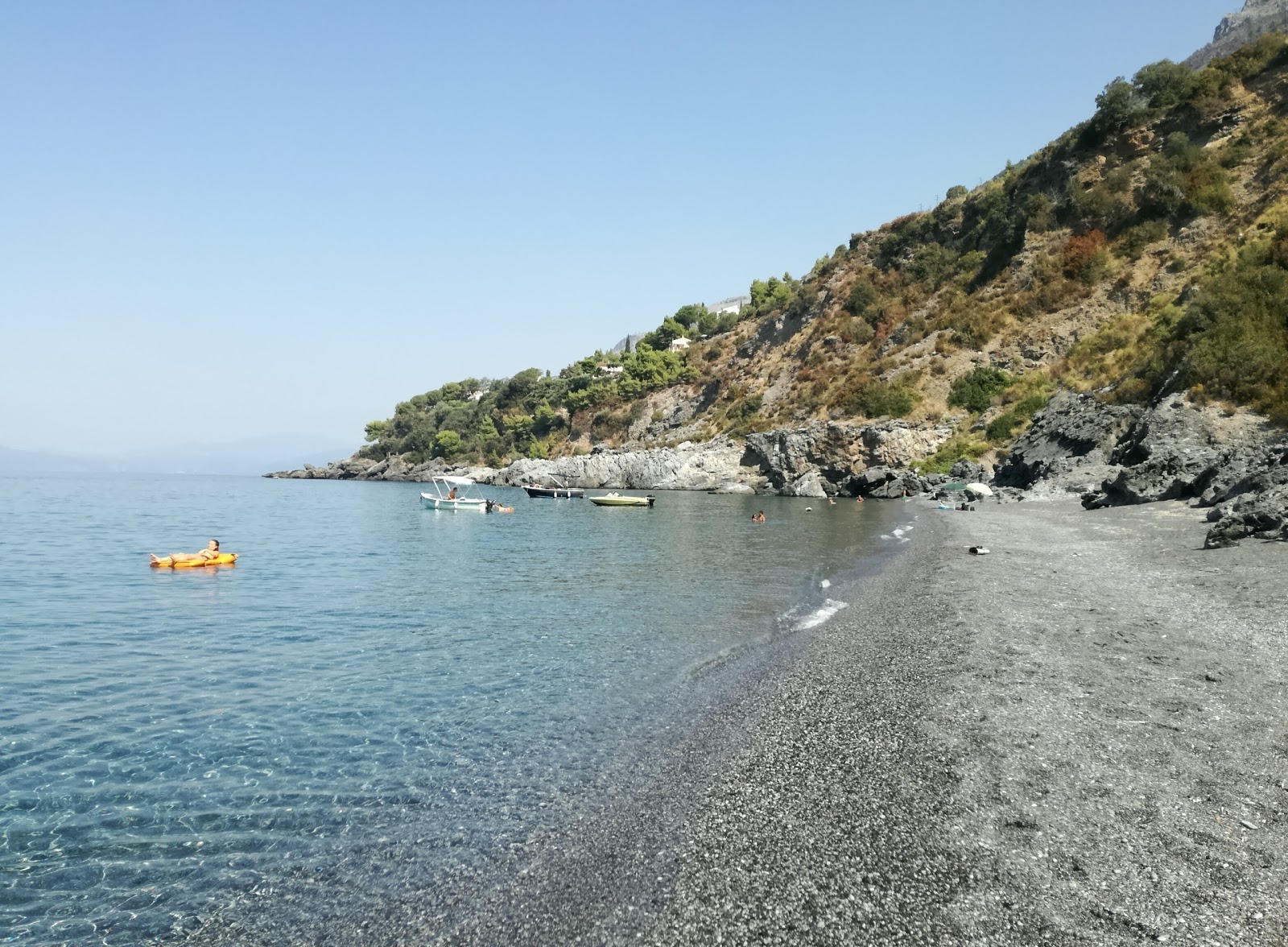 Foto de Vranne beach con pequeños guijarros grises superficie