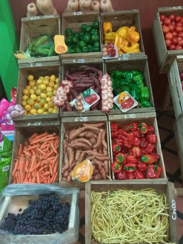 Mercado De Frutas Y Verduras La Familia - Tienda de ultramarinos
