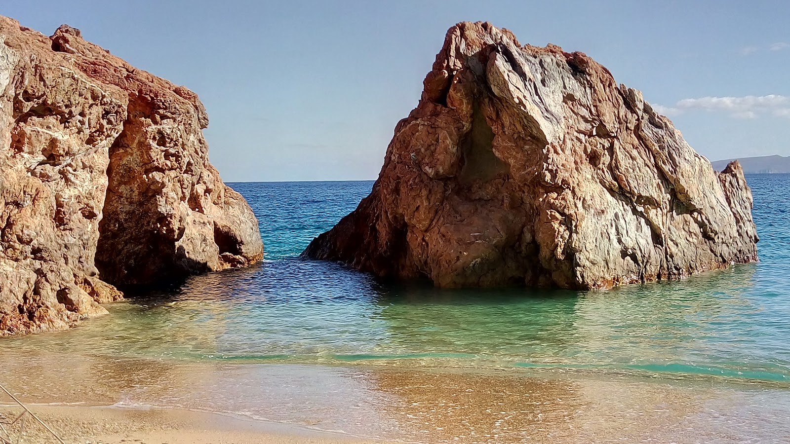 Tripiti Beach'in fotoğrafı küçük koy ile birlikte