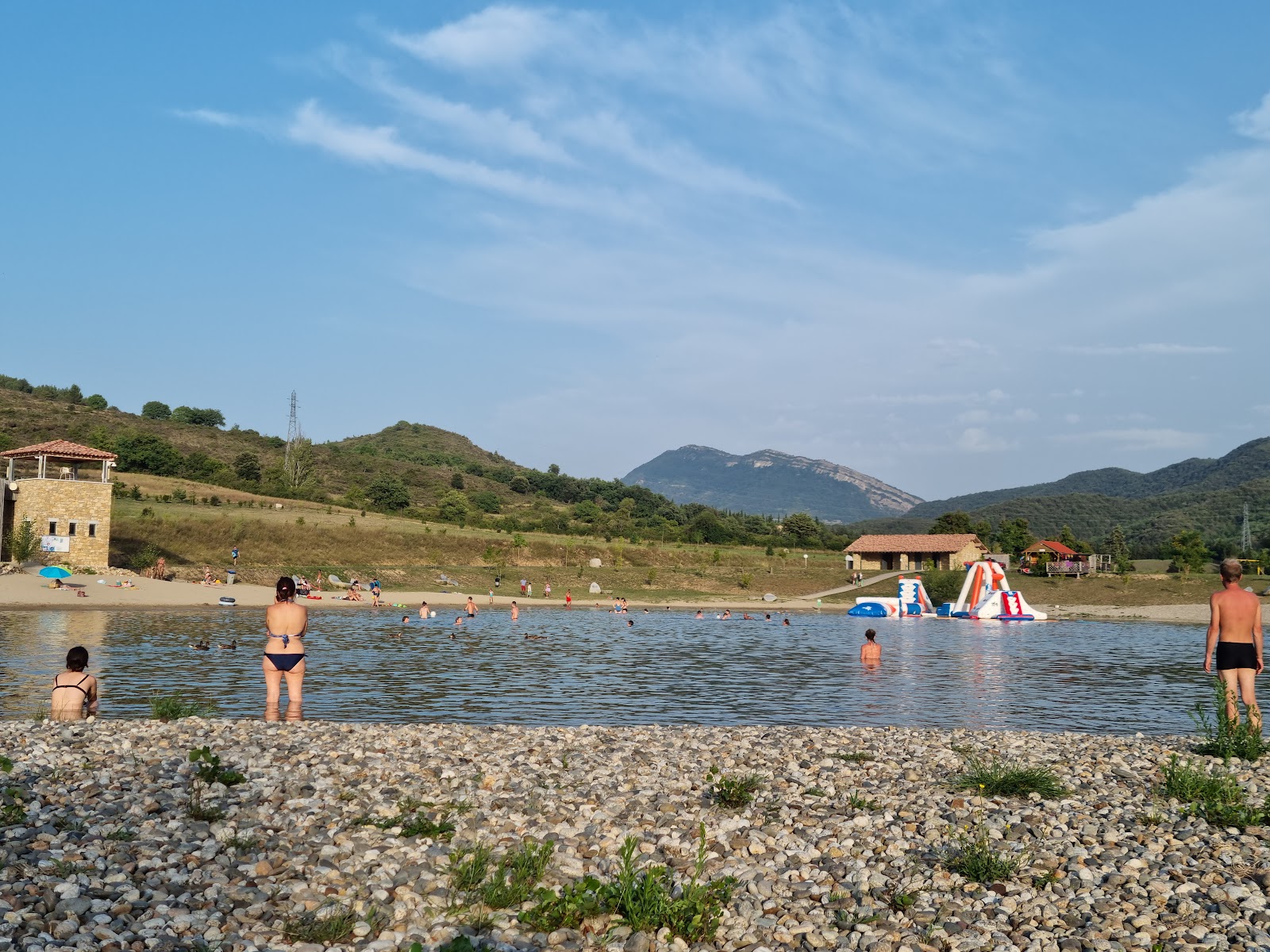 Foto von Plage Quillan von Klippen umgeben