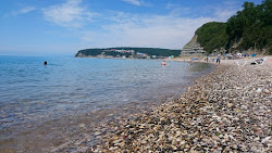 Foto von Primorskaya beach und die siedlung
