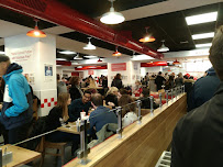 Atmosphère du Restaurant de hamburgers Five Guys - Aix-en-Provence - n°19