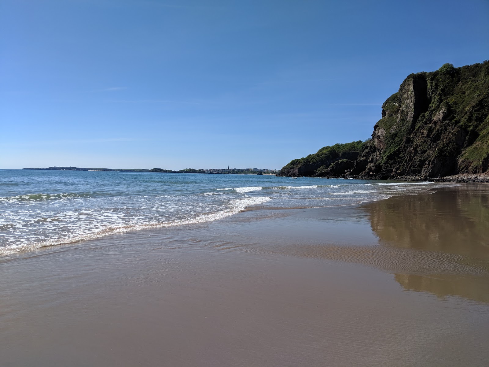 Zdjęcie Monkstone beach z powierzchnią niebieska czysta woda