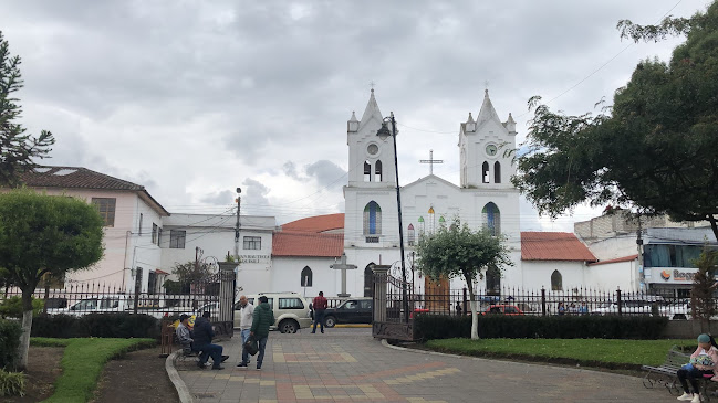 Comentarios y opiniones de Iglesia Matríz Del Cantón Pujilí