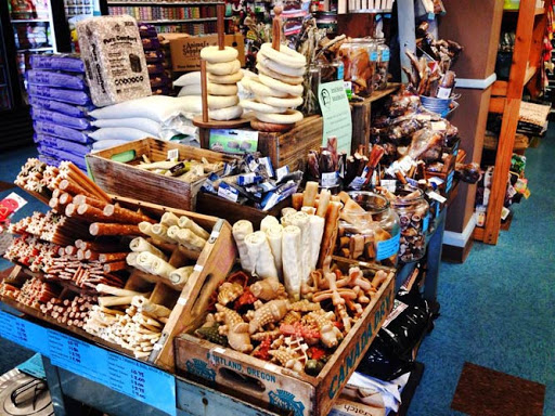 Pet Supply Store «Fang & Feather - Kenton Neighborhood Pet Supply», reviews and photos, 3131 N Lombard St, Portland, OR 97217, USA