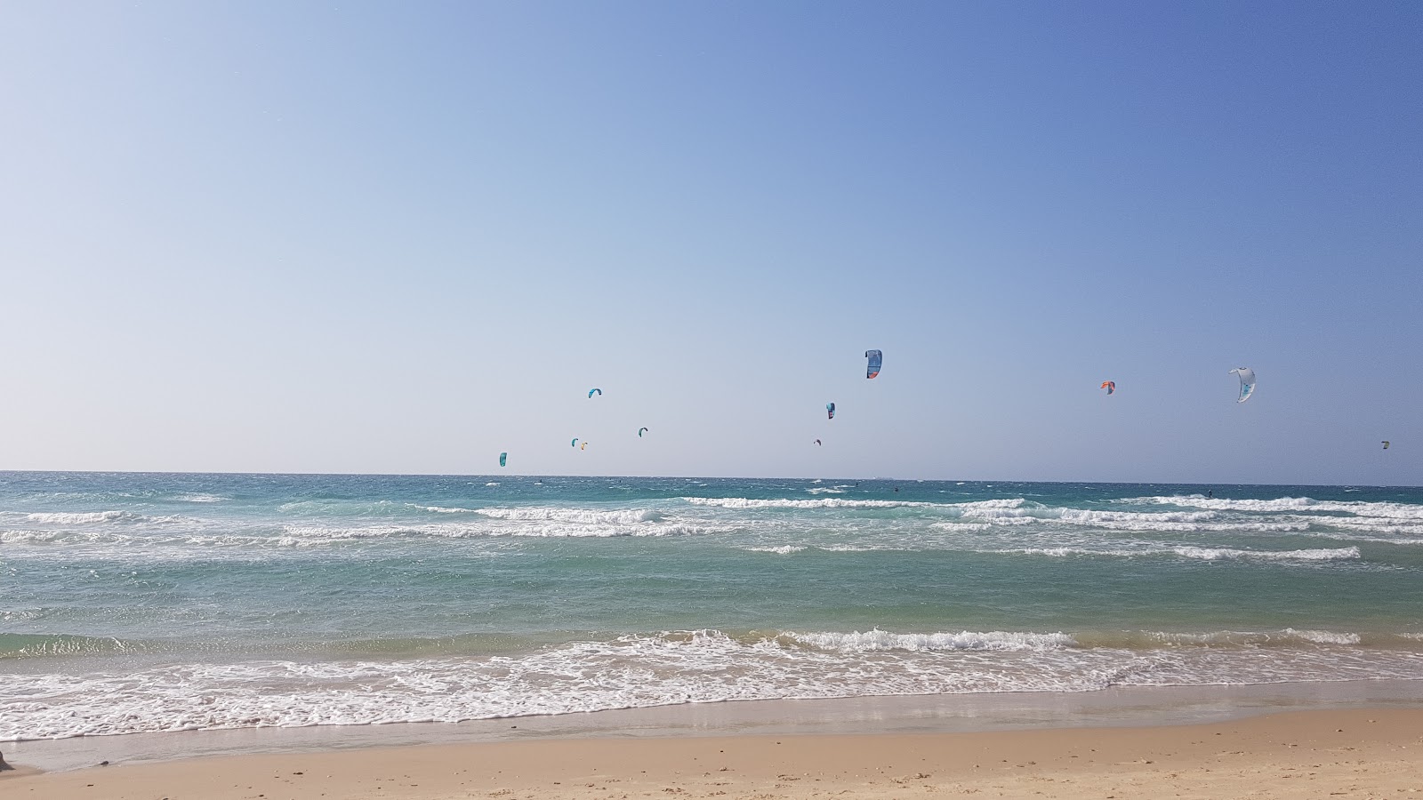 Foto de Beit Yanai beach com areia brilhante superfície