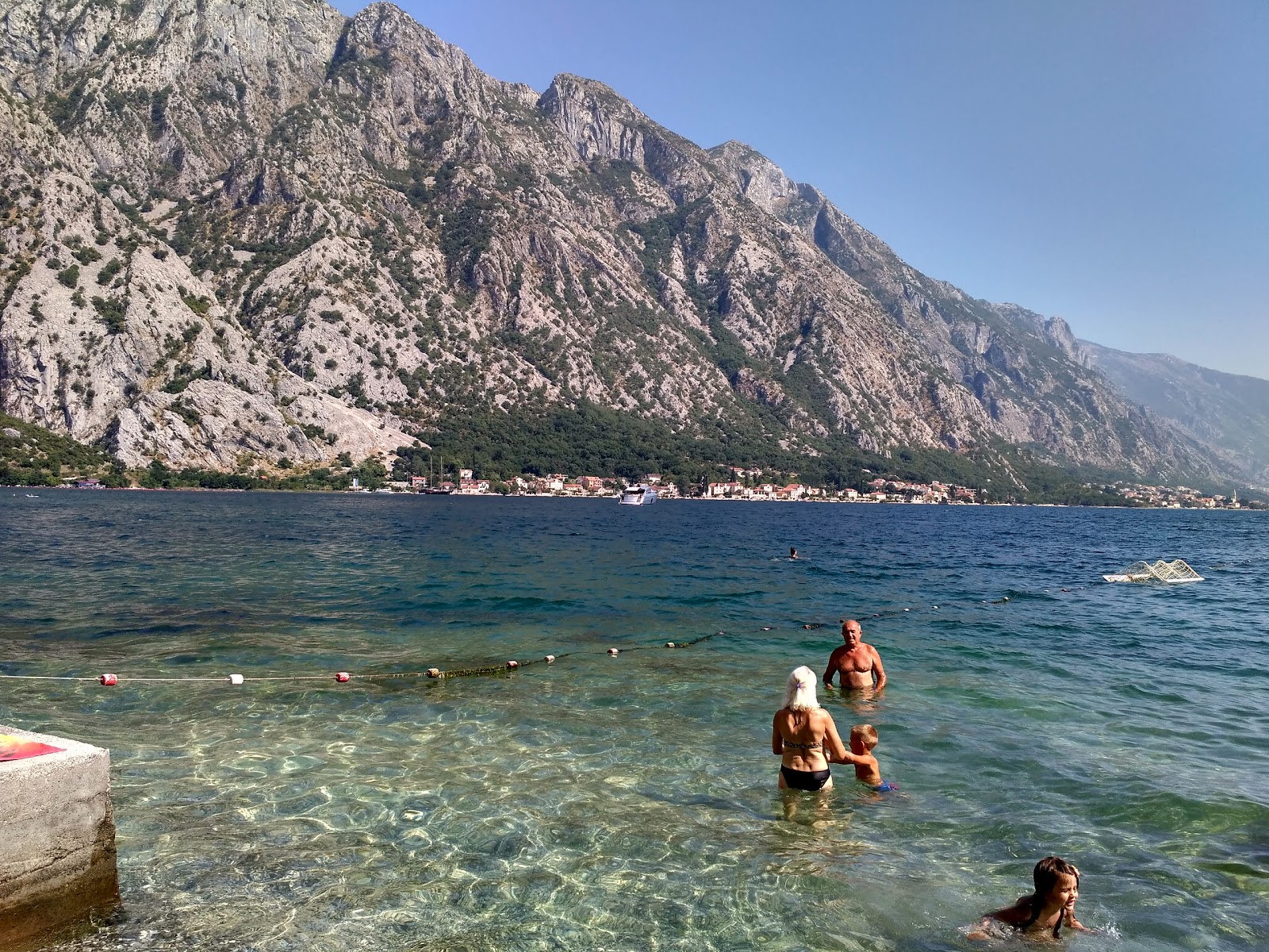 Fotografie cu Orahovac Plyazh cu o suprafață de pietricele beige