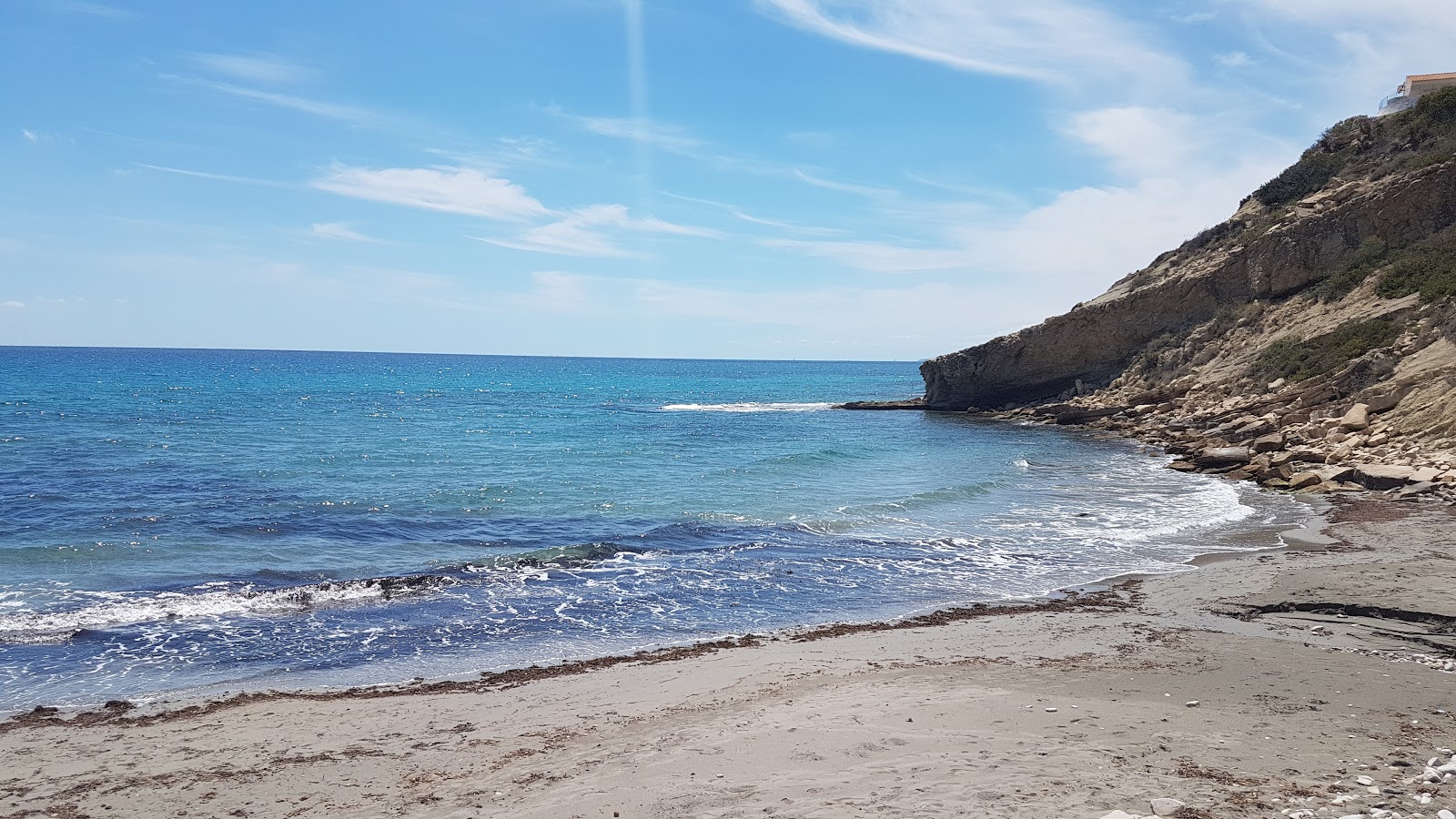 Foto de Les Palmeretes con arena oscura superficie