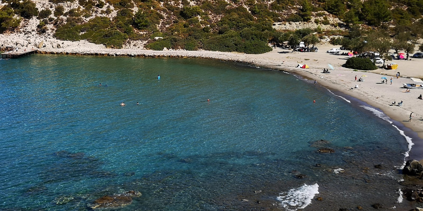 Φωτογραφία του Hayitli Bay beach υποστηρίζεται από βράχους