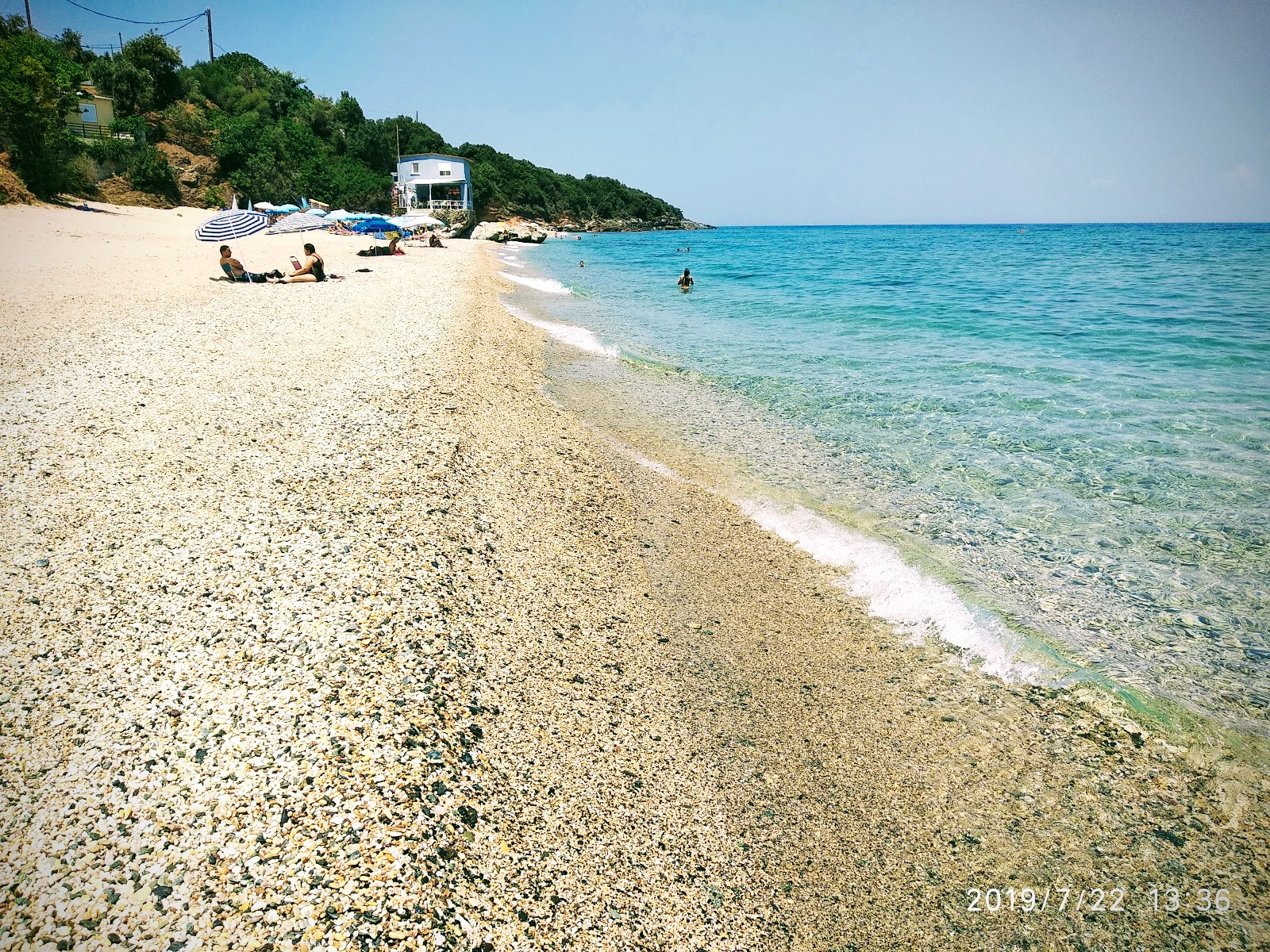 Photo de Rakopotamos beach entouré de montagnes