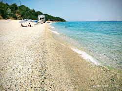 Photo de Rakopotamos beach entouré de montagnes