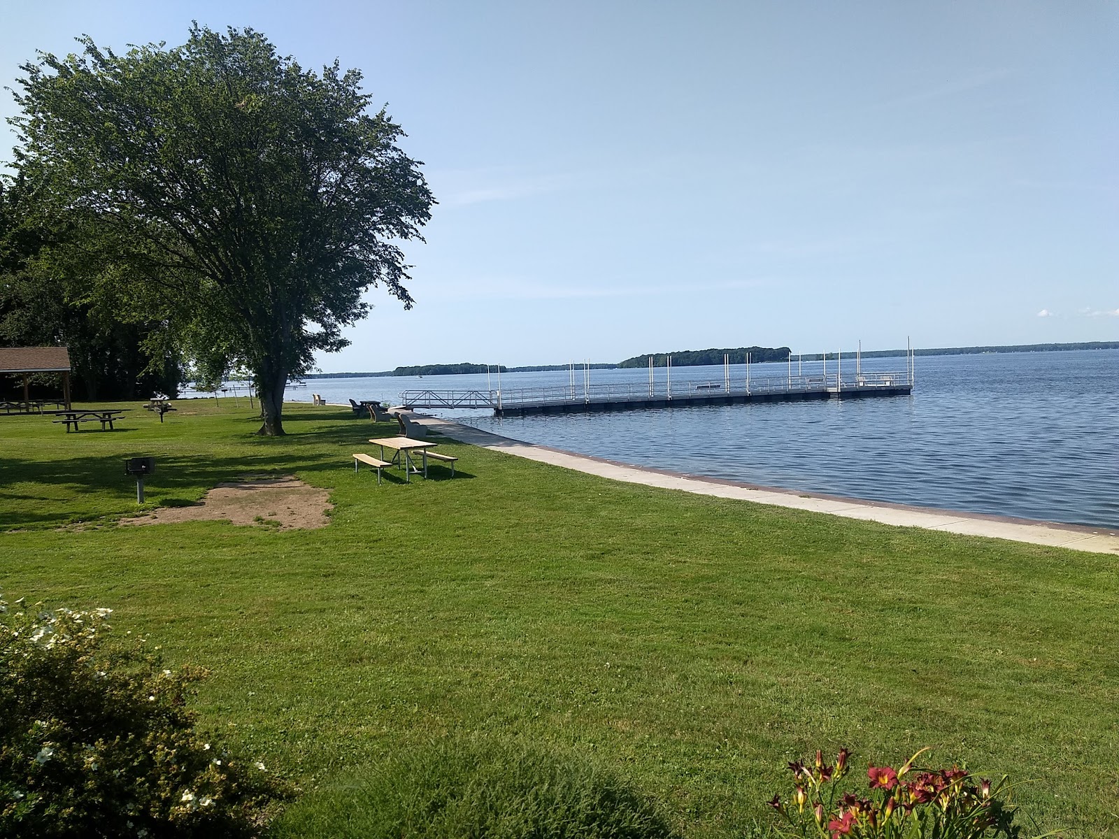 Foto di Lakeshore beach con una superficie del sabbia beige