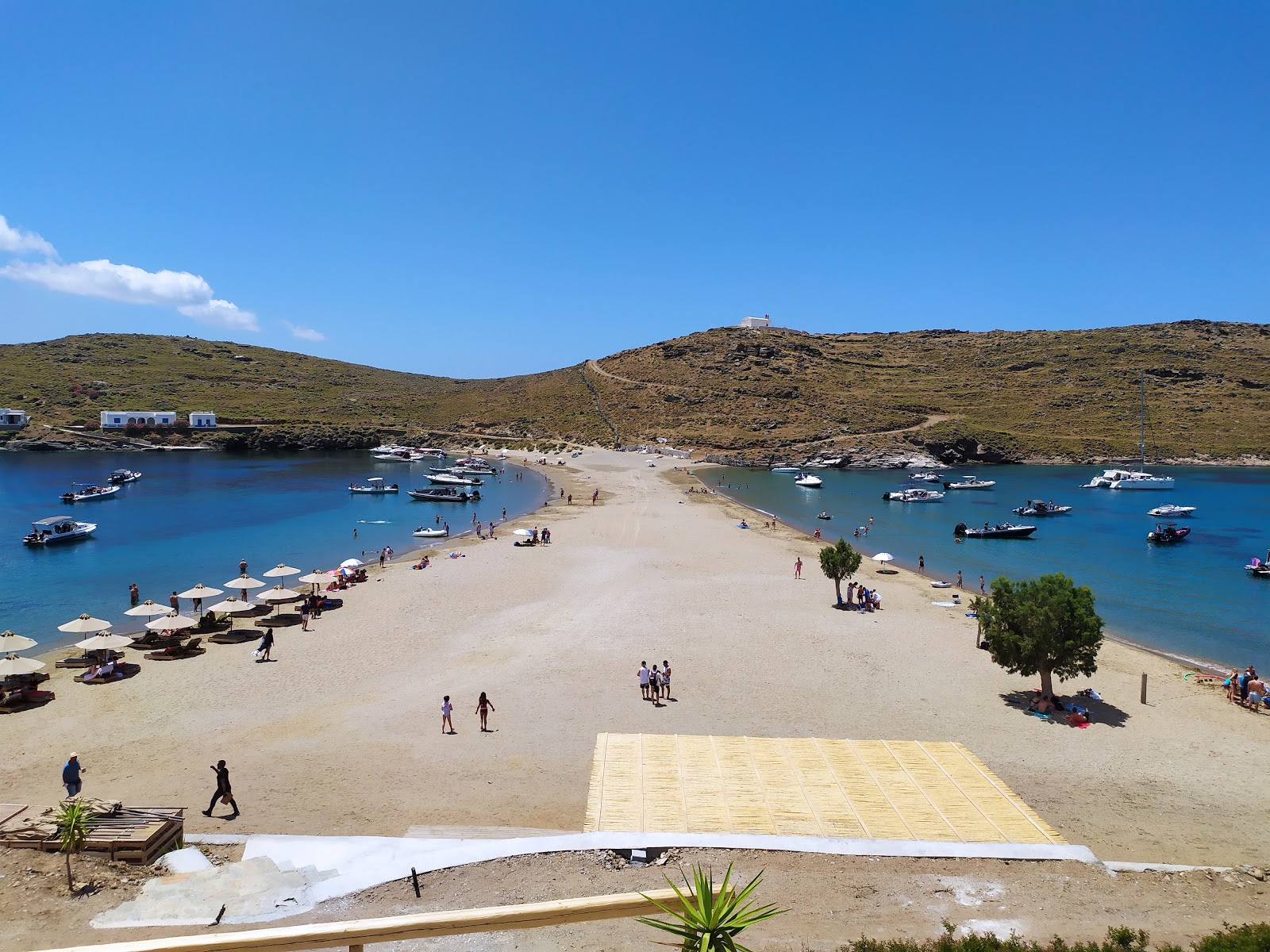 Kolona beach'in fotoğrafı birden fazla uzun koy ile birlikte