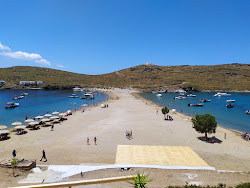 Kolona beach'in fotoğrafı birden fazla uzun koy ile birlikte