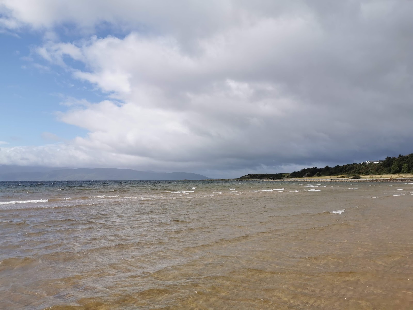 Foto de Scalpsie Bay Beach, Isle of Bute y el asentamiento