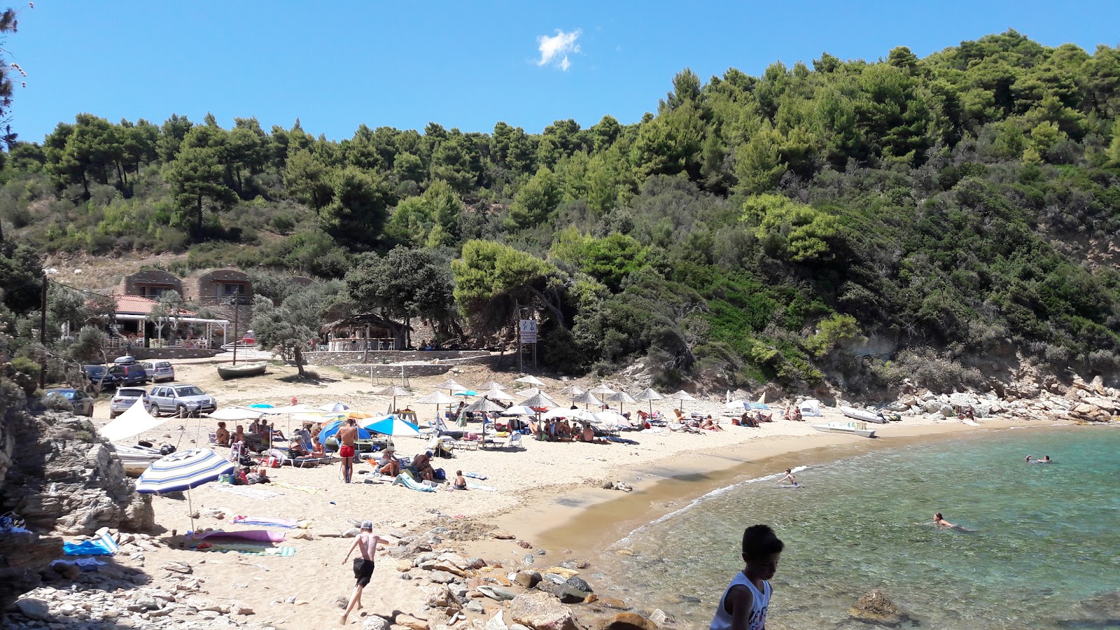 Foto av Vromoneri beach omgiven av klippor