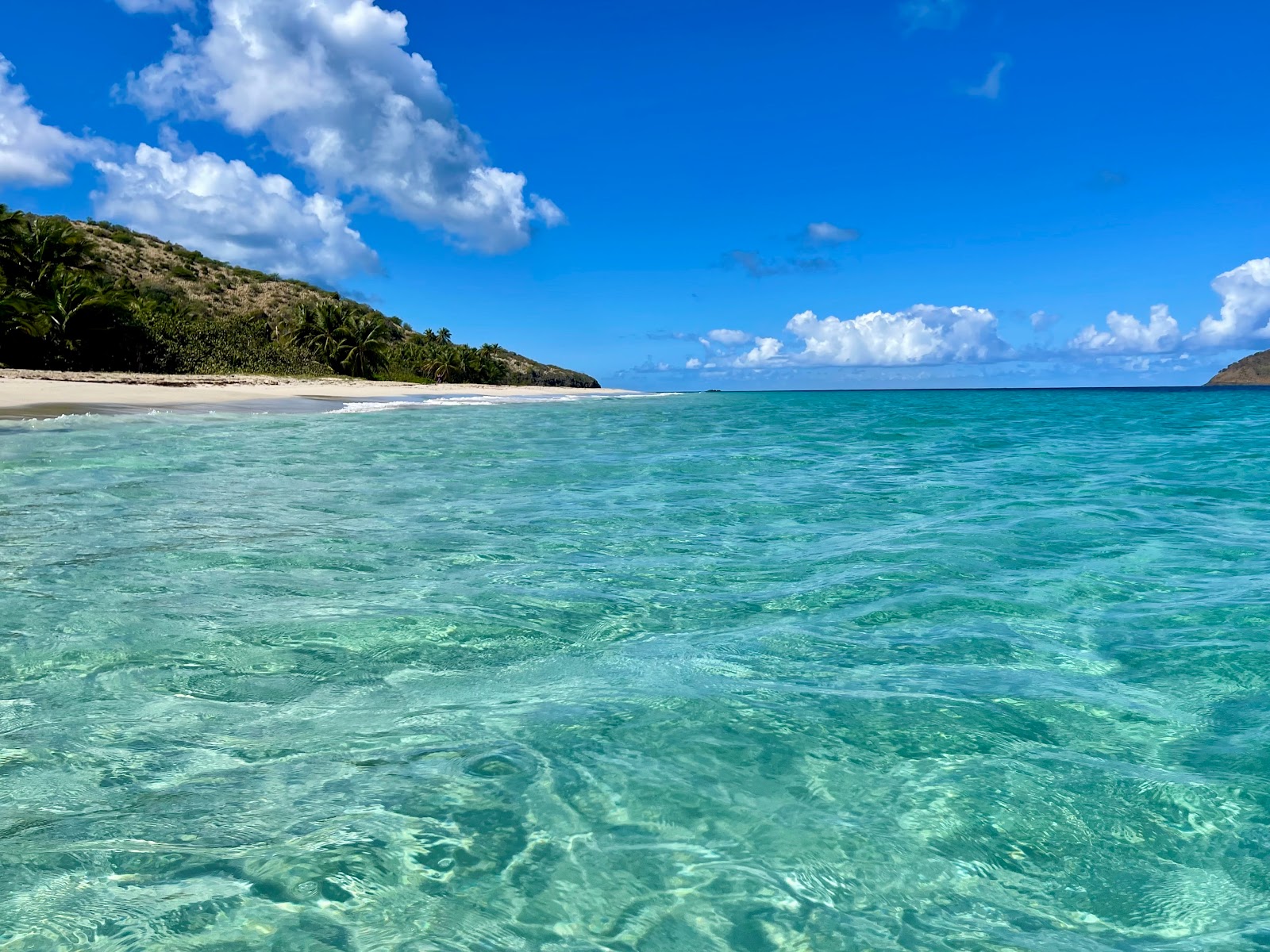 Φωτογραφία του Zoni beach υποστηρίζεται από βράχους