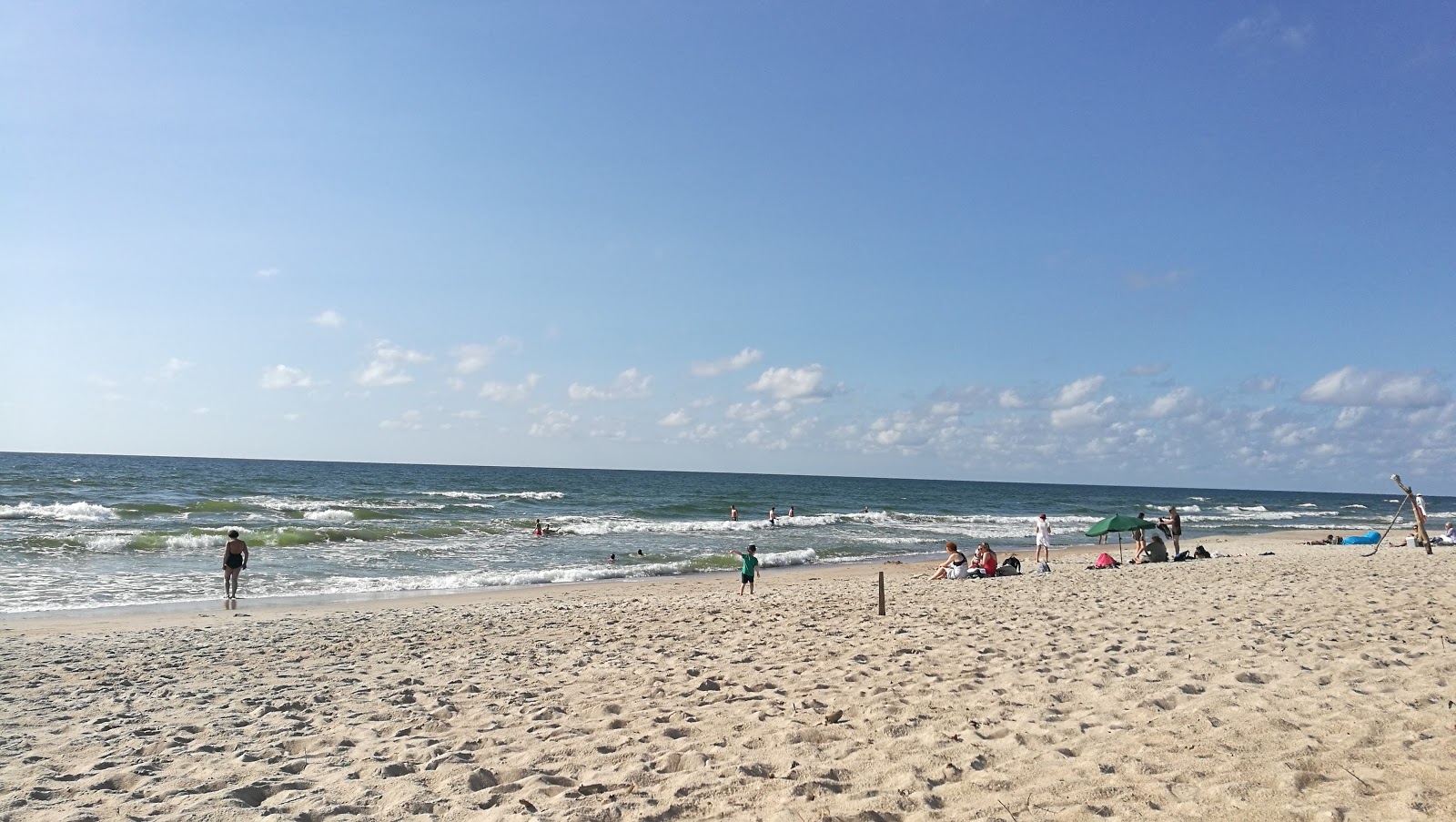 Juodkrante beach的照片 带有明亮的沙子表面