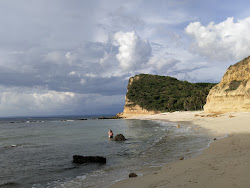 Photo de Paradise Beach entouré de montagnes