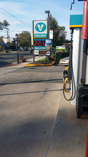 Gas Station «Valero», reviews and photos, 225 Higbie Ln, West Islip, NY 11795, USA