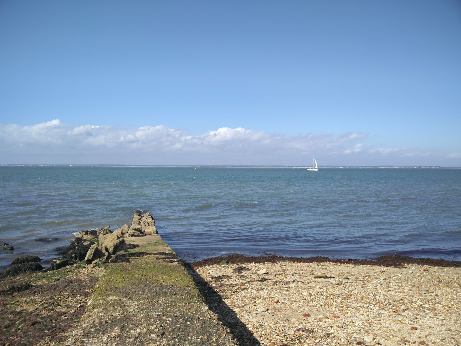 Foto von East Cowes Beach mit beiger sand & kies Oberfläche