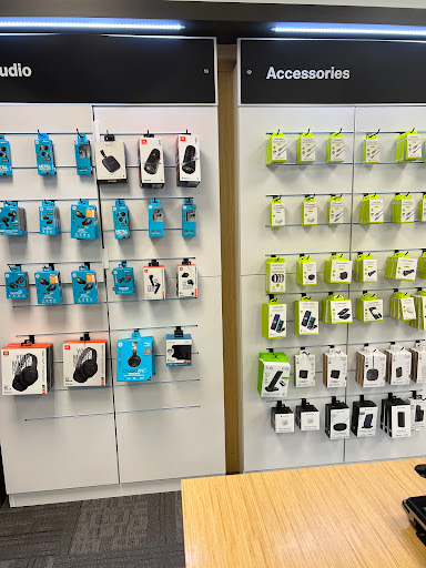 Cell Phone Store «Verizon Authorized Retailer - A Wireless», reviews and photos, 3 Monroe Pkwy Suite Z1, Lake Oswego, OR 97035, USA