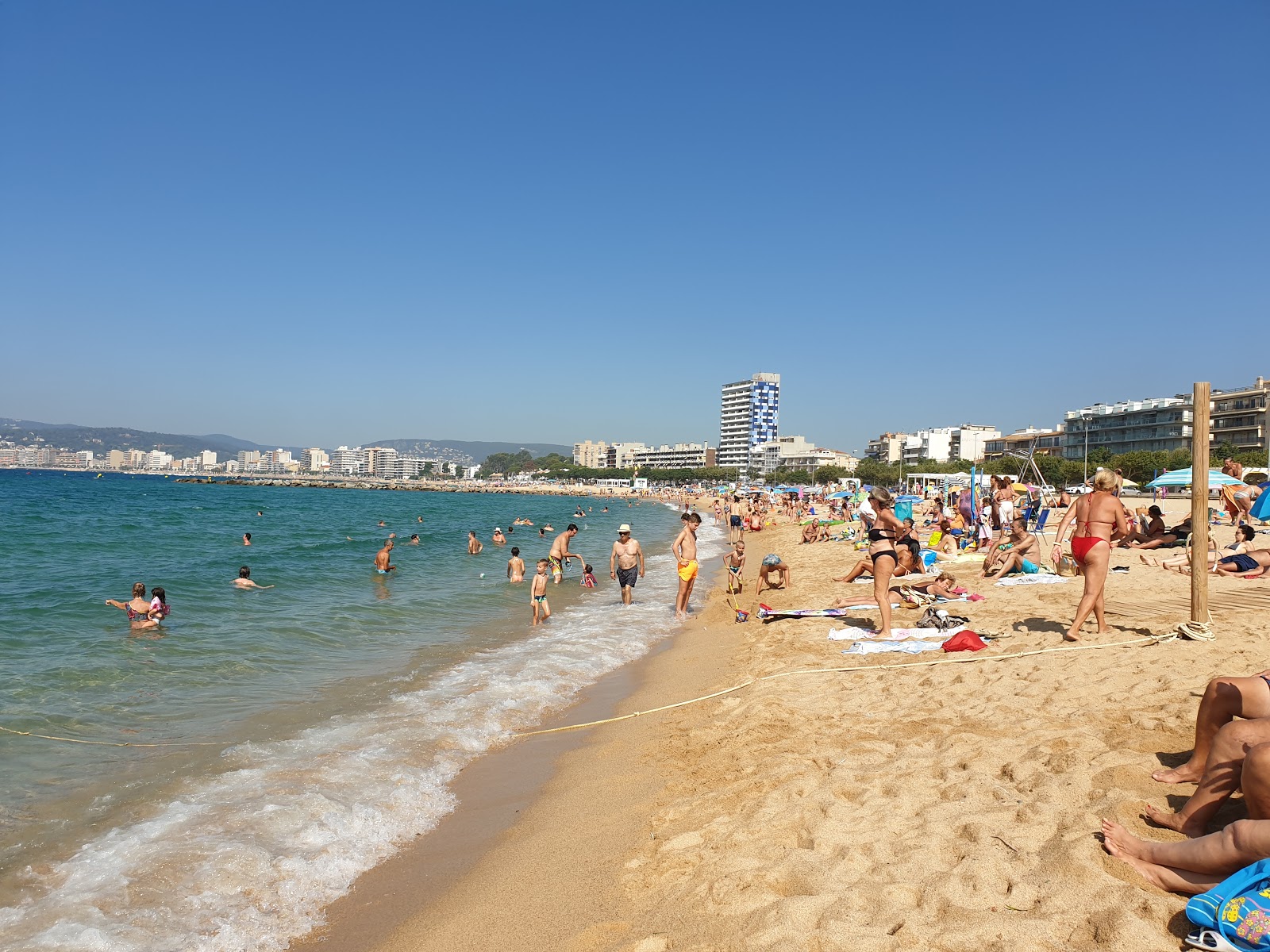 Foto de Praia de Palamós - lugar popular entre os apreciadores de relaxamento