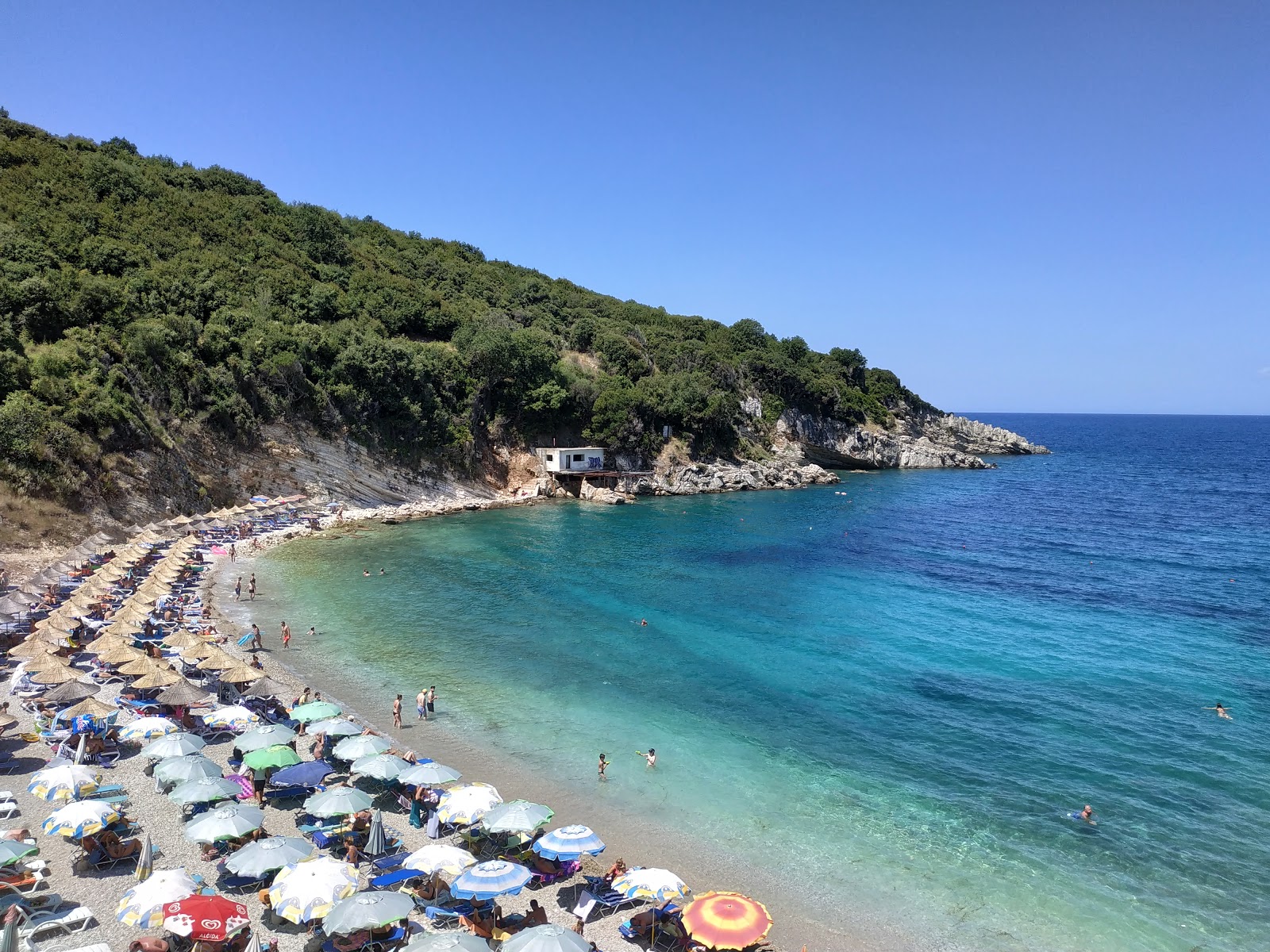 Foto von Manastir Beach mit beiger kiesel Oberfläche