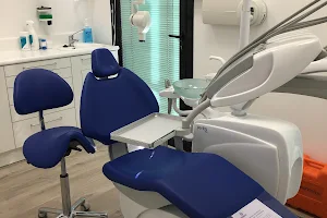 Clínica Dental Reverón image