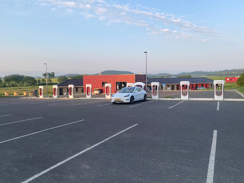 Borne de recharge de véhicules électriques Tesla Supercharger Val-de-Meuse