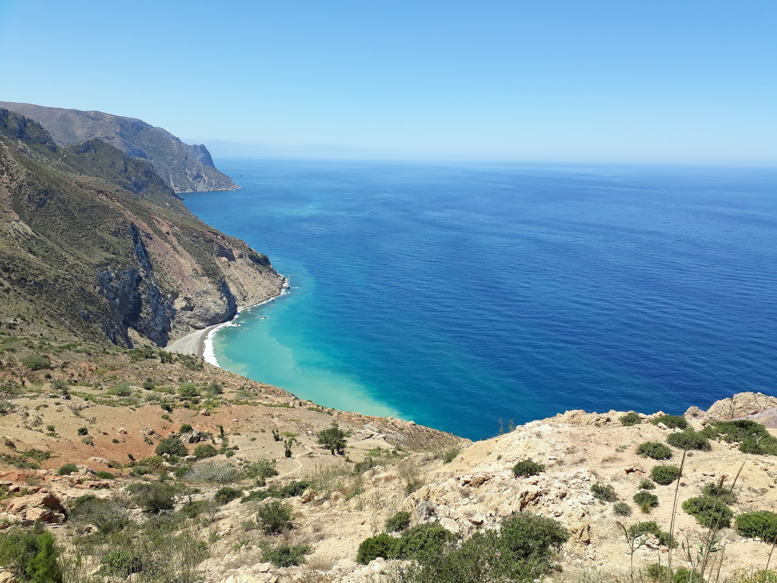 Fotografie cu Plage Taoussarte cu o suprafață de pietricel cenușiu