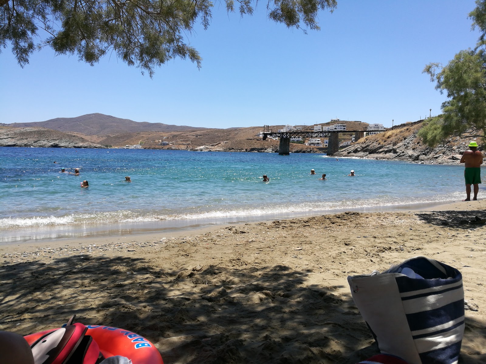 Foto di Sxoinari beach con una superficie del sabbia beige