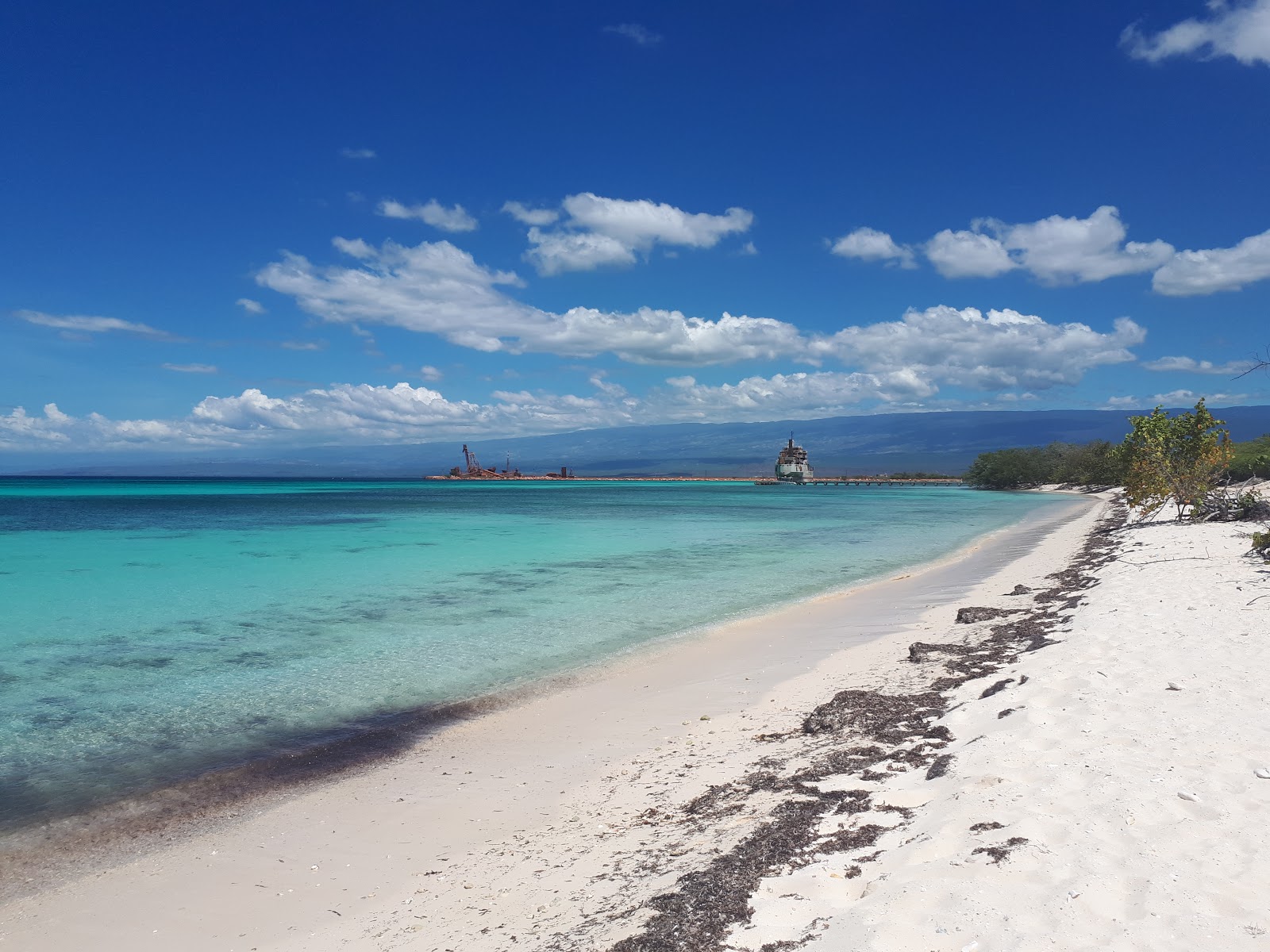 Foto de Cabo Rojo beach com areia fina e brilhante superfície